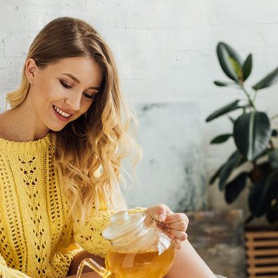 Banner showing women pouring CBD tea - Gogogreen Organics